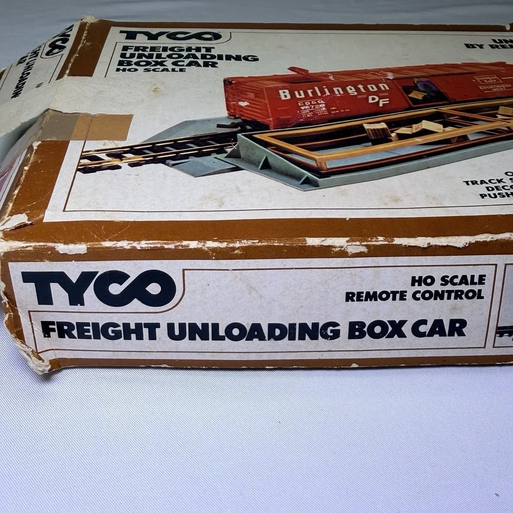 Vintage Tyco HO Scale Freight Unloading Box Car Set (No. 930) Train Set With Box